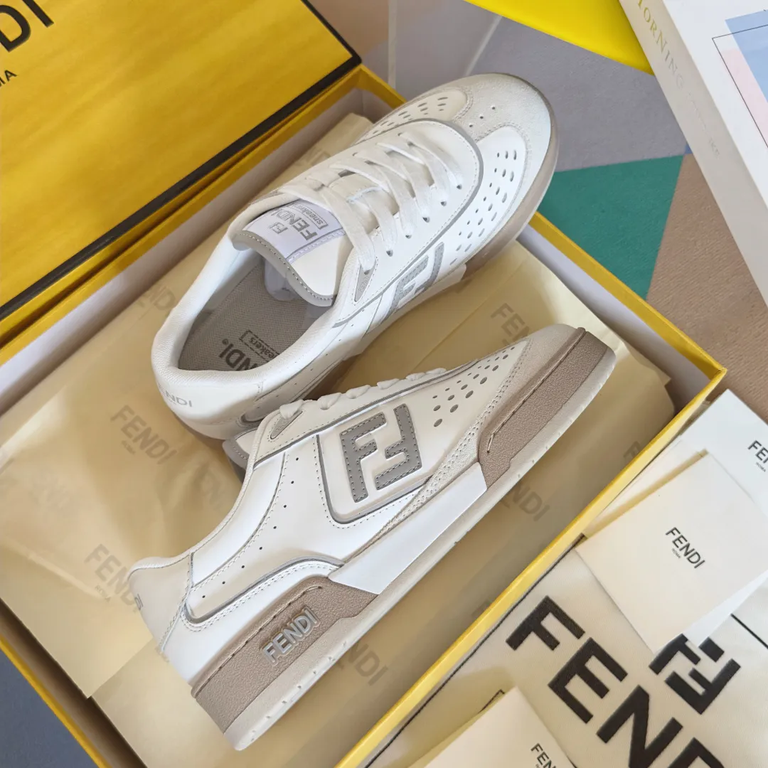 【FENDI】Top P: 740💰 Leather Couple Size: Women's 35-41 / Men's 39-45 Top version: Fendi Fendi match series Couple's Film Casual Sports Shoes Sneakers Original purchase, development, production of these FENDI Match lace-up sneakers. Small perforations accent the upper. Made of white leather with beige suede details. Matcha green leather FF applique. Rubber sole with FENDI lettering on the side. Comes with exquisite packaging at the counter🛍📦 ▪️ Fabric: Original custom imported first-layer cowhide ▪️ Lining: Imported custom breathable mesh ▪️ Sole: Original molded TPU two-color combination sole ▪️ Sole thickness: 3CM.